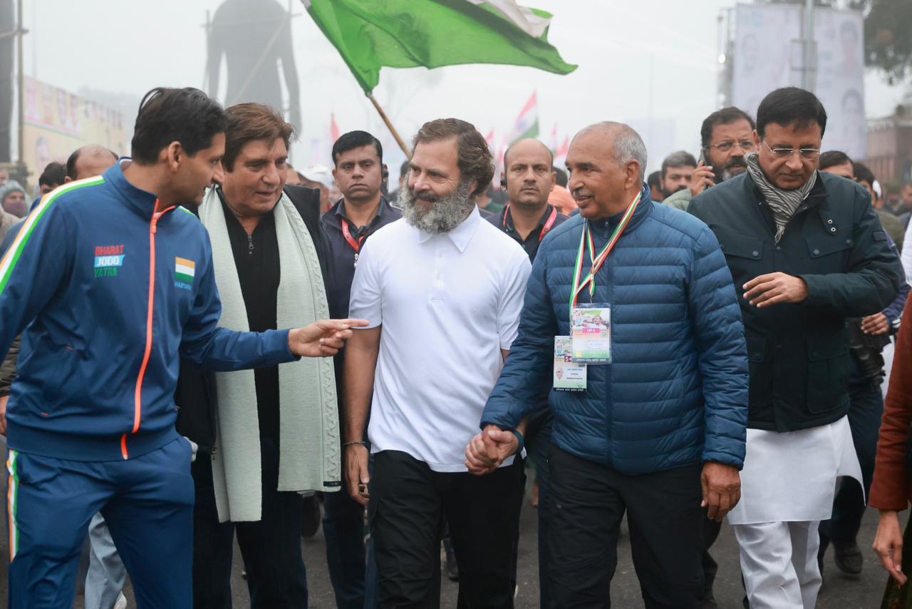 As the Bharat Jodo Yatra enters Punjab, Rahul Gandhi pays a visit to Sri Harmandir Sahib, Amritsar